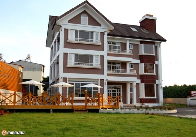 再加上烟囱造型搭配,营造出简约,洁净欧式建筑的美感.